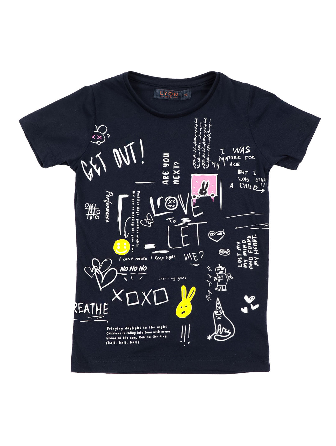 Playera color marino para niño con diversos estampados de letras y dibujos en blanco, rosa y amarillo.