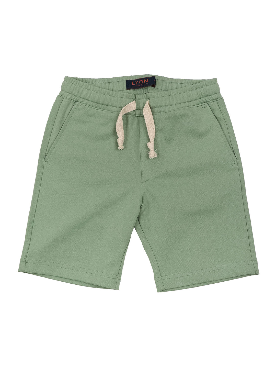 Shorts color menta para niño con cintura elástica y cordón beige.