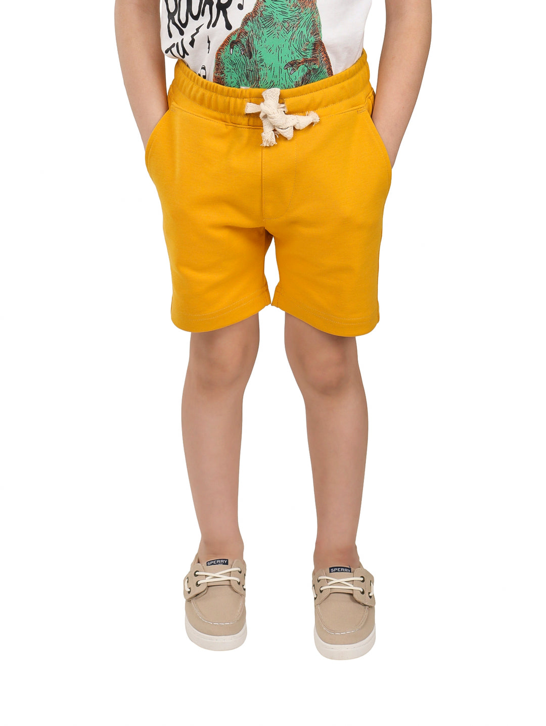 Niño vistiendo shorts color mostaza con cordón ajustable en la cintura.