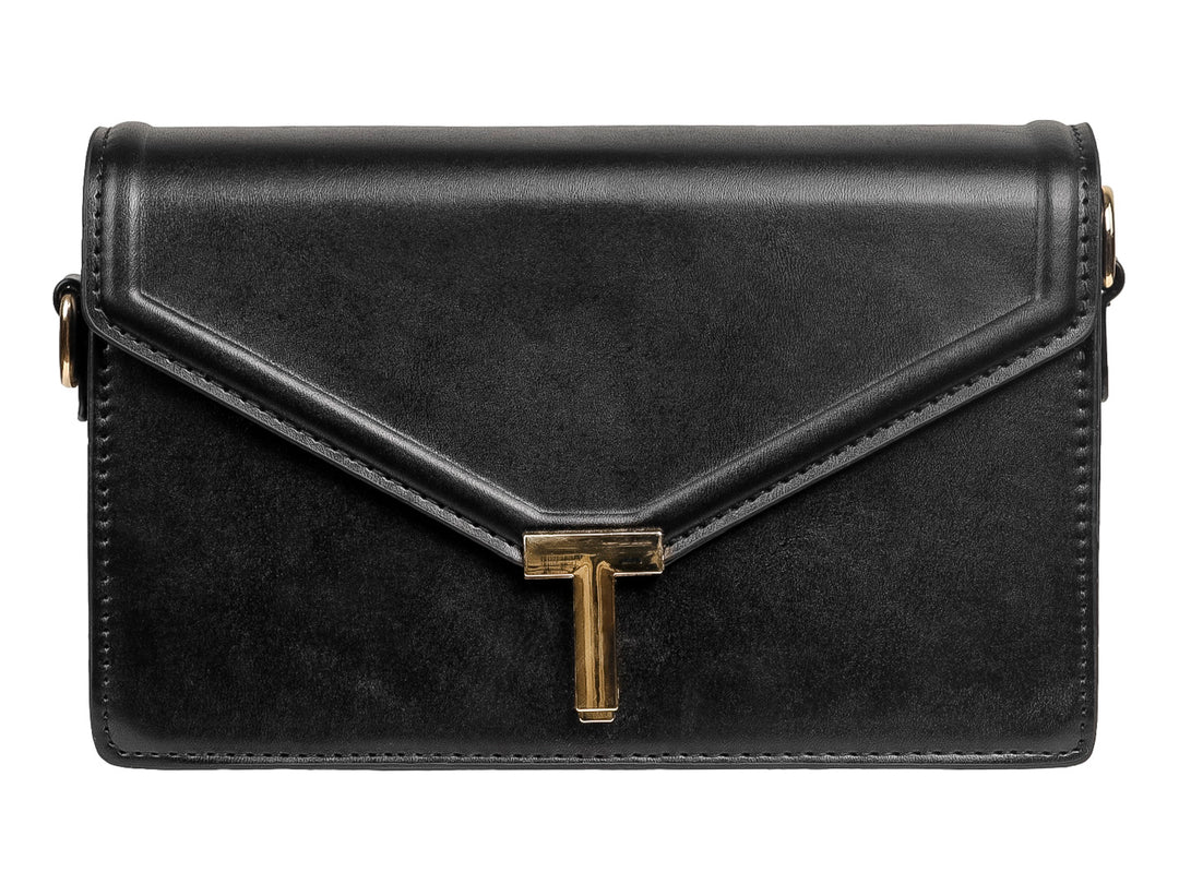 Bolsa de mano color negro con cierre metálico dorado en forma de T y diseño rectangular.