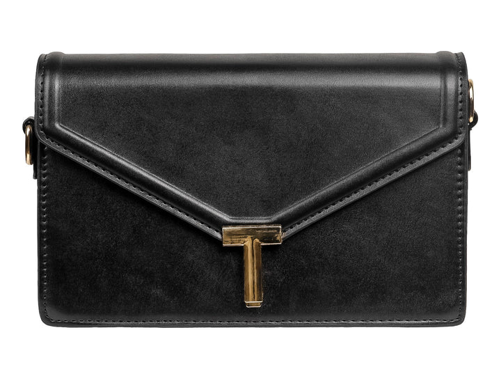 Bolsa de mano color negro con cierre metálico dorado en forma de T y diseño rectangular.