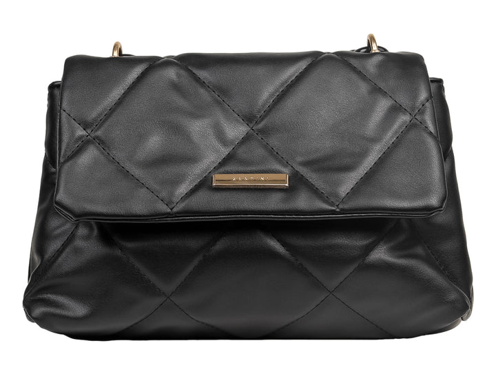 Bolso negro de material sintético con diseño acolchado en forma de rombos y detalle metálico dorado al frente.