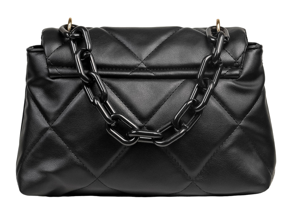 Bolso negro de material sintético con diseño acolchado en forma de rombos y detalle metálico dorado al frente.