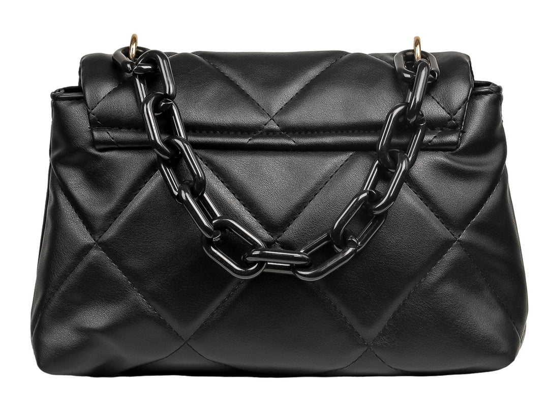 Bolso negro de material sintético con diseño acolchado en forma de rombos y detalle metálico dorado al frente.