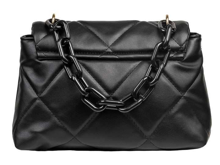 Bolso negro de material sintético con diseño acolchado en forma de rombos y detalle metálico dorado al frente.