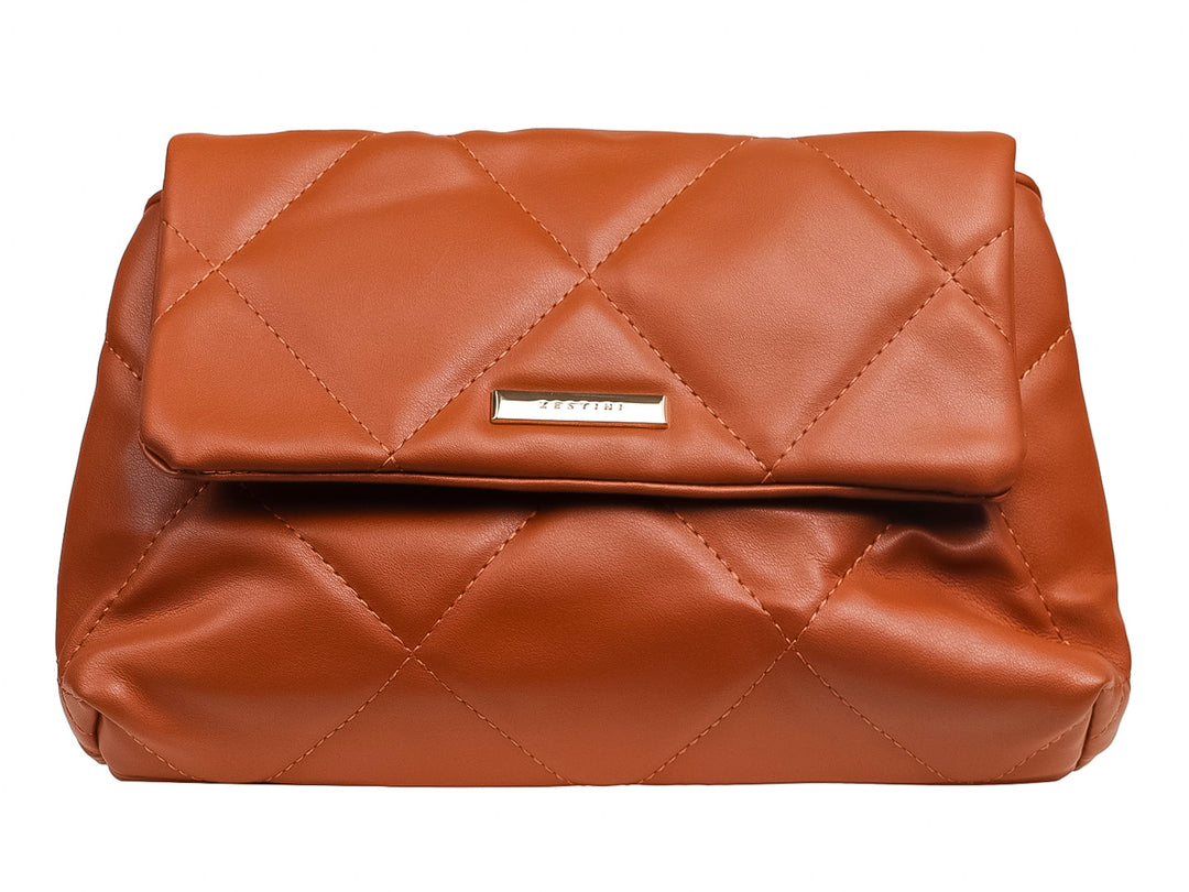 Bolso de mano color marrón con diseño acolchado en forma de rombos y cierre de solapa.