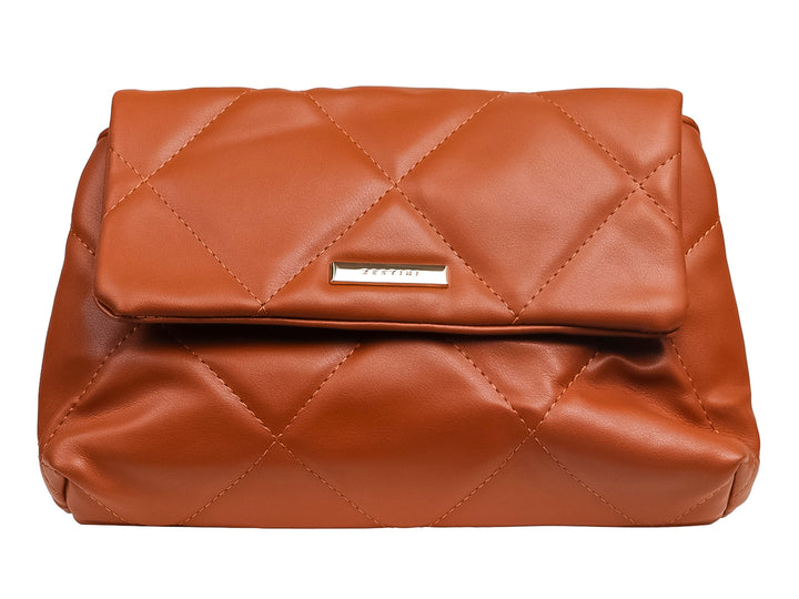 Bolso de mano color marrón con diseño acolchado en forma de rombos y cierre de solapa.