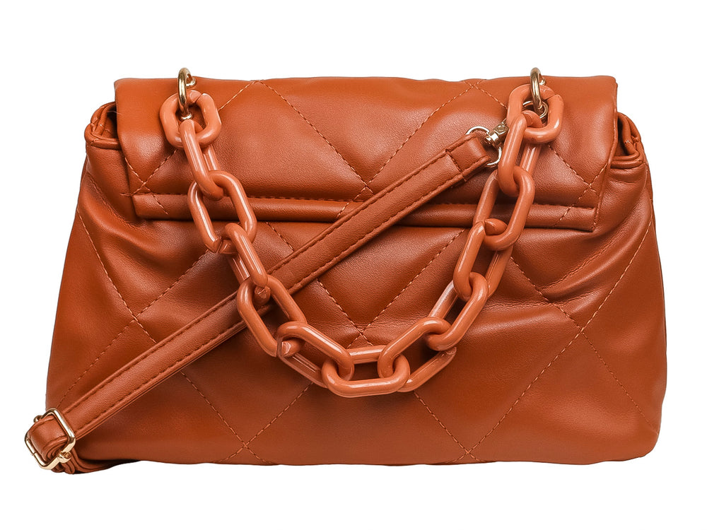 Bolso de mano color marrón con diseño acolchado en forma de rombos y cierre de solapa.