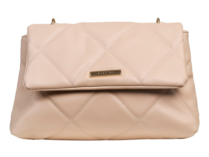 Bolsa color taupe con diseño acolchado en forma de rombos y placa metálica dorada.