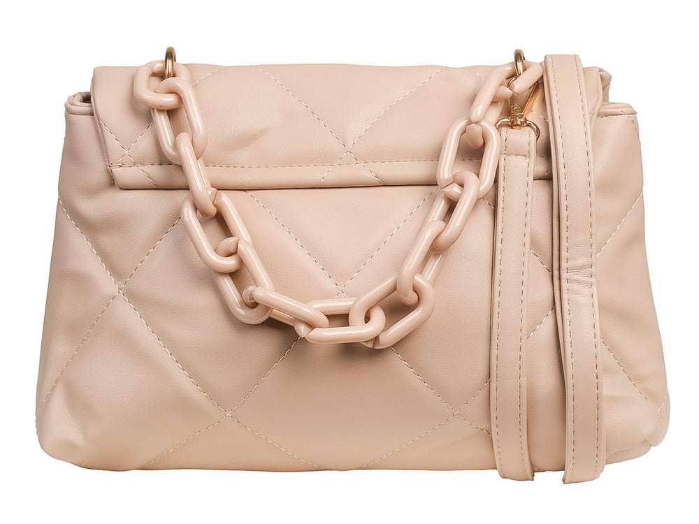 Bolsa color taupe con diseño acolchado en forma de rombos y placa metálica dorada.