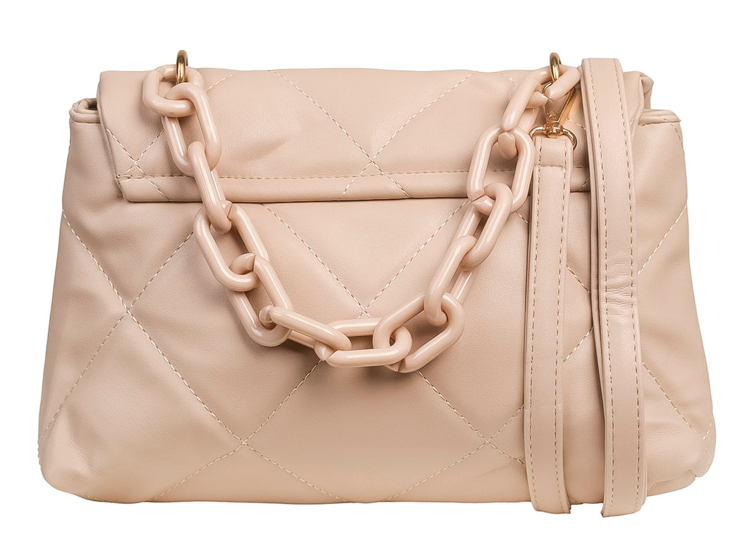 Bolsa color taupe con diseño acolchado en forma de rombos y placa metálica dorada.
