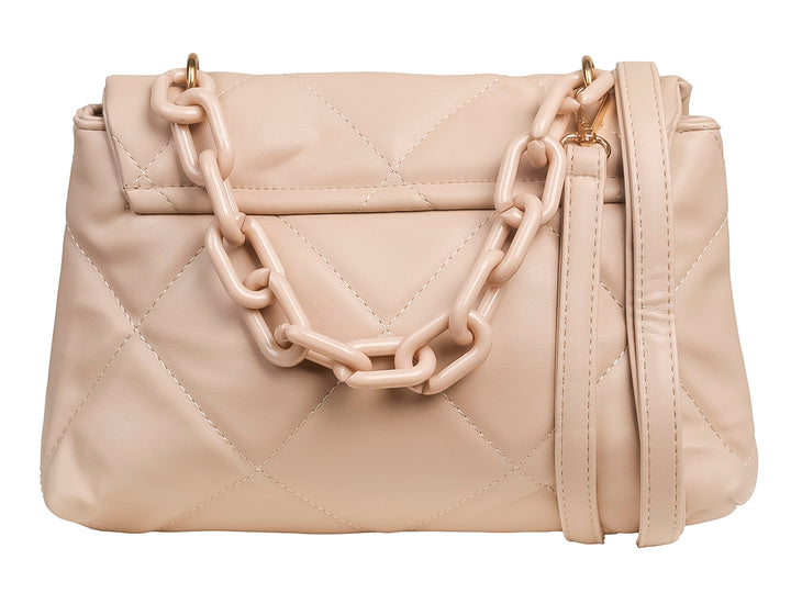 Bolsa color taupe con diseño acolchado en forma de rombos y placa metálica dorada.