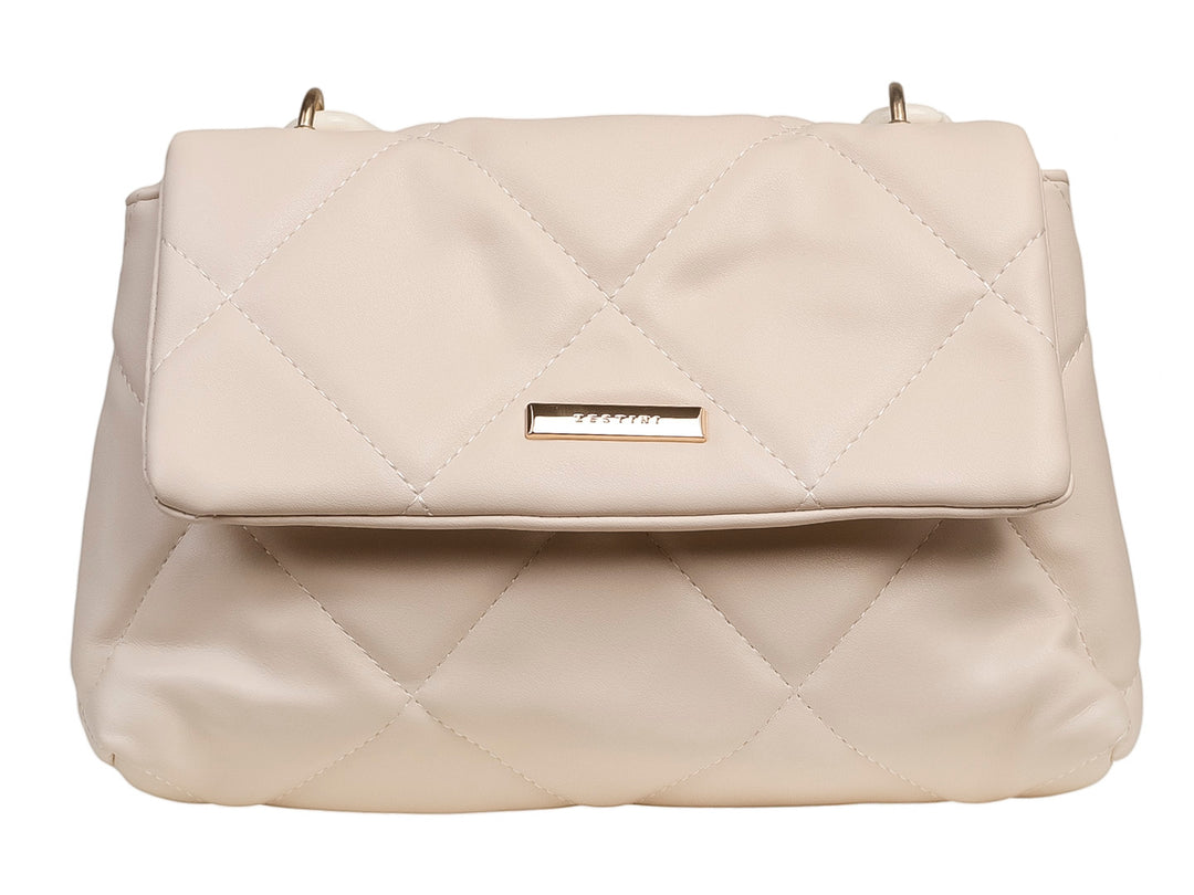 Bolsa blanca de material sintético con diseño acolchado y herrajes dorados.