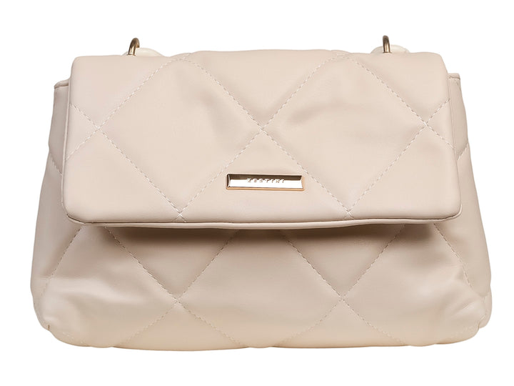 Bolsa blanca de material sintético con diseño acolchado y herrajes dorados.