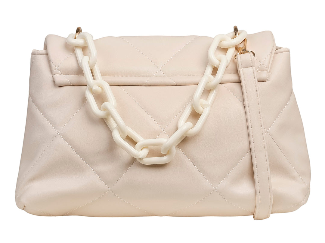 Bolsa blanca de material sintético con diseño acolchado y herrajes dorados.