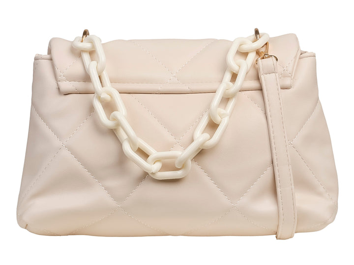 Bolsa blanca de material sintético con diseño acolchado y herrajes dorados.