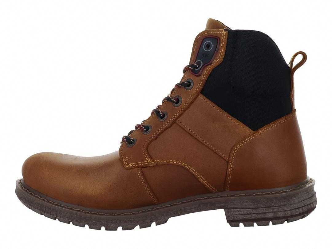Bota Swissbrand color camel con detalles en negro y suela robusta marrón.