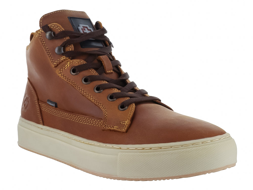 Botín Swissbrand de piel color camel con suela beige y cordones marrón oscuro.