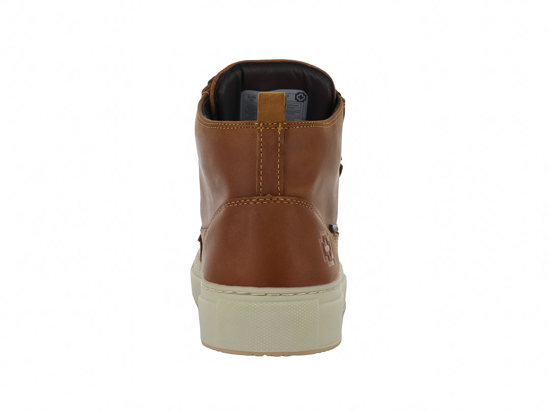 Botín Swissbrand de piel color camel con suela beige y cordones marrón oscuro.