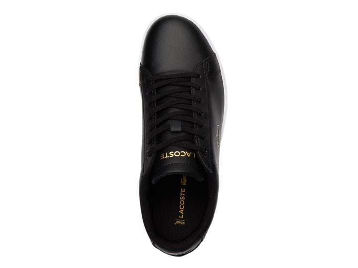 Tenis Lacoste color negro con suela blanca y logotipo del cocodrilo en el costado.