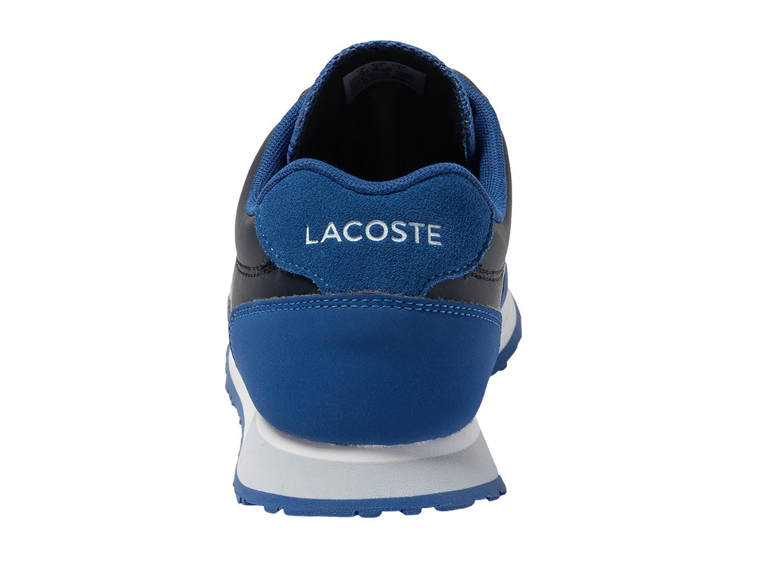 Tenis deportivos Lacoste para niños en azul marino y azul real con detalles de cuadros blancos y suela blanca.