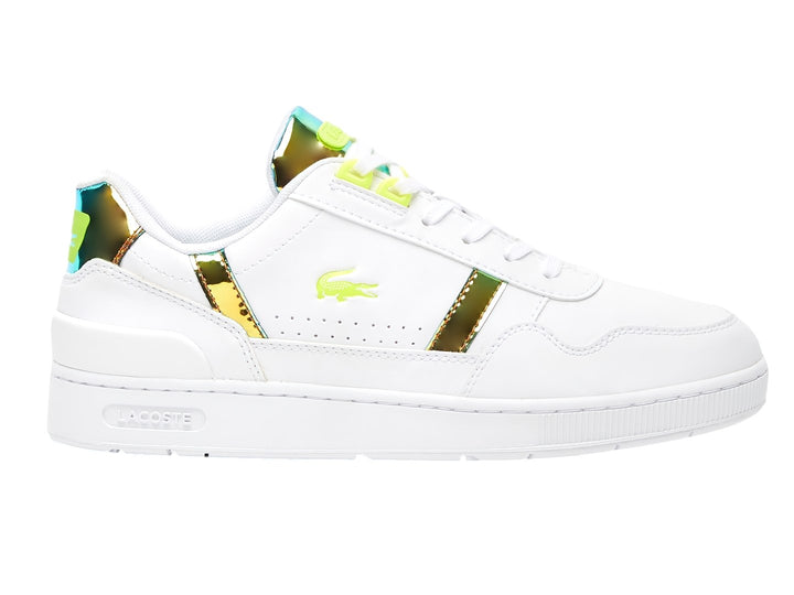 Tenis Lacoste blancos con detalles metálicos dorados y agujetas amarillas.