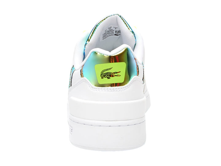 Tenis Lacoste blancos con detalles metálicos dorados y agujetas amarillas.