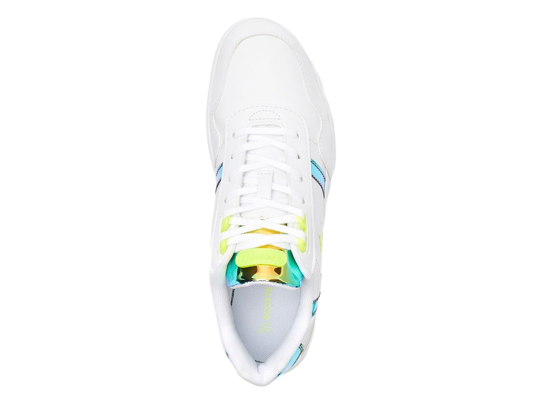 Tenis Lacoste blancos con detalles metálicos dorados y agujetas amarillas.