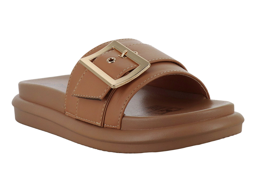 Sandalia slide color camel con hebilla dorada y suela de plataforma.