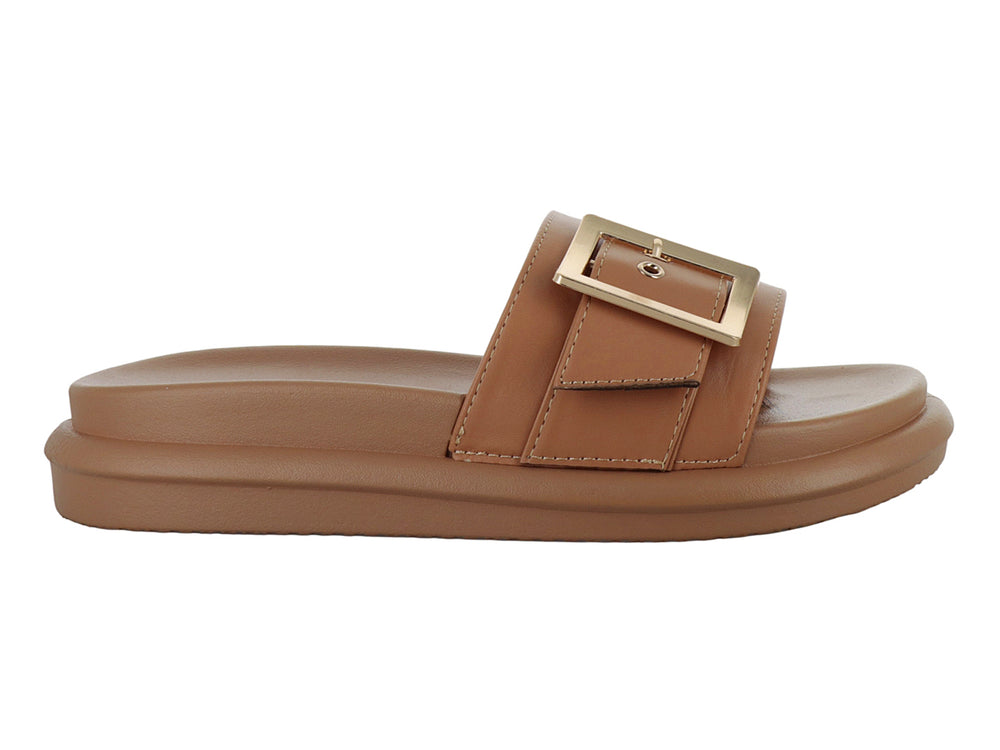 Sandalia slide color camel con hebilla dorada y suela de plataforma.