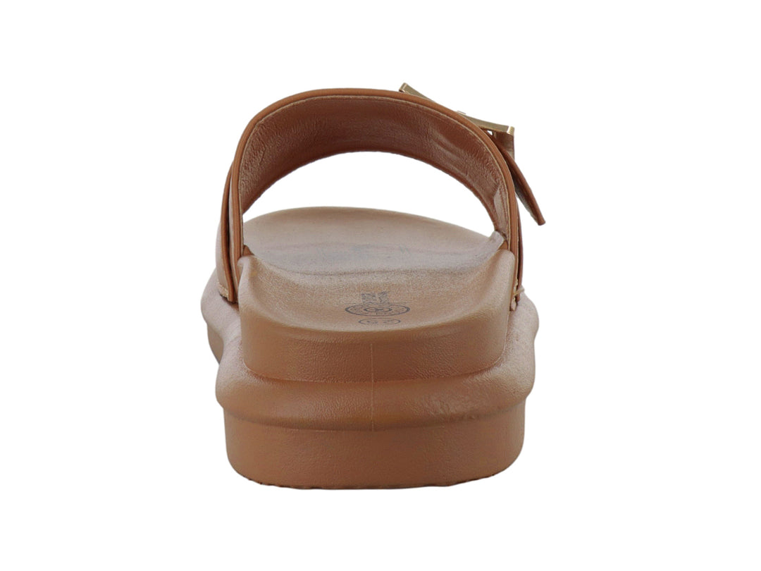 Sandalia slide color camel con hebilla dorada y suela de plataforma.