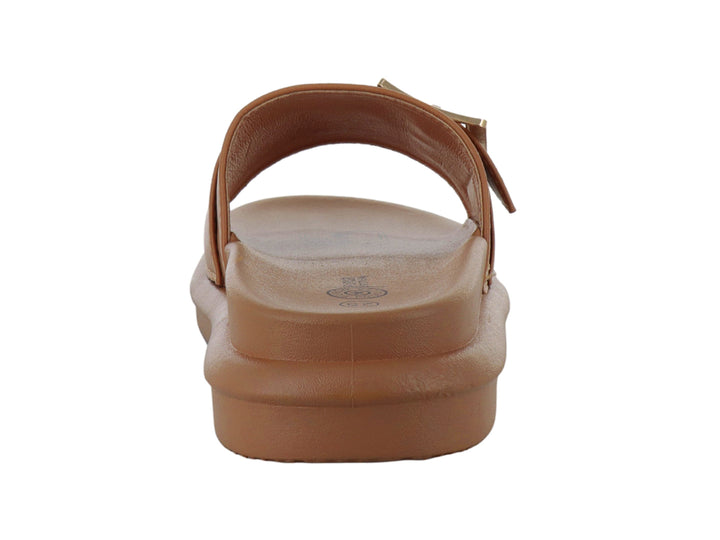 Sandalia slide color camel con hebilla dorada y suela de plataforma.