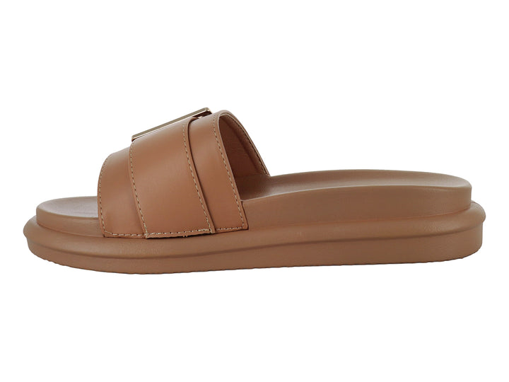 Sandalia slide color camel con hebilla dorada y suela de plataforma.