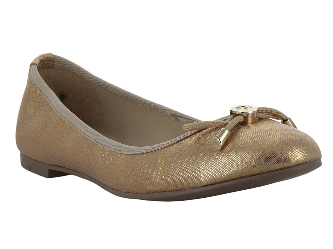 Zapato plano tipo baleta color platinum con acabado brillante y detalle de moño decorativo en la punta.