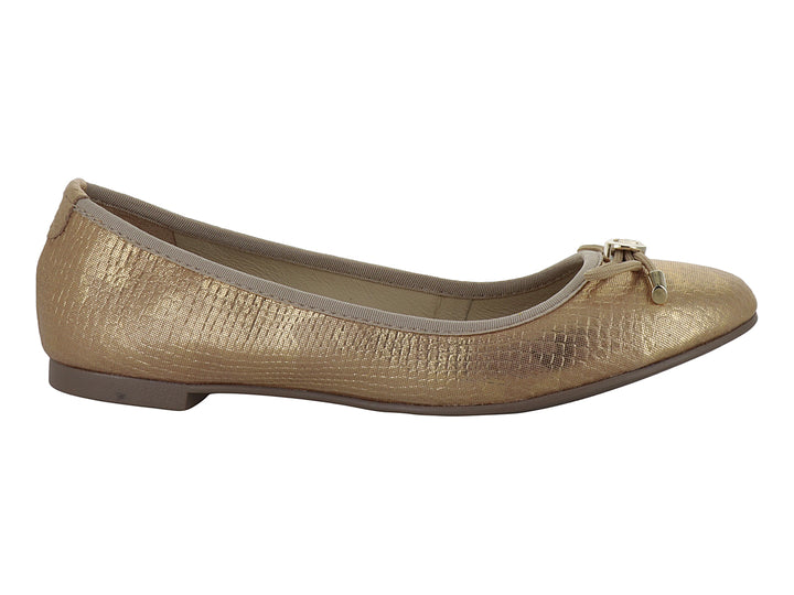 Zapato plano tipo baleta color platinum con acabado brillante y detalle de moño decorativo en la punta.