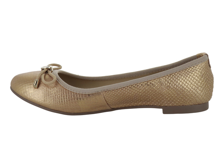 Zapato plano tipo baleta color platinum con acabado brillante y detalle de moño decorativo en la punta.