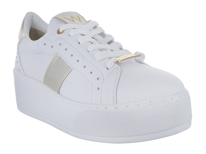 Tenis blancos de plataforma para niña con detalles en color platino y agujetas blancas.