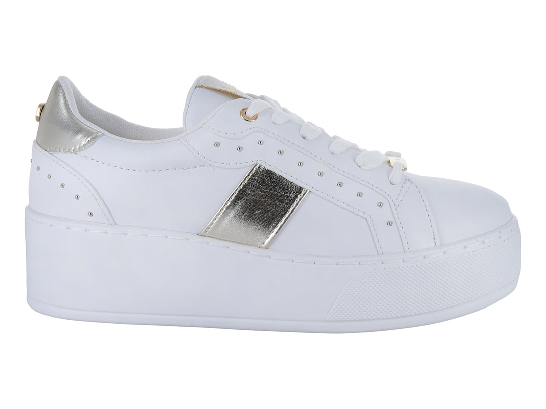 Tenis blancos de plataforma para niña con detalles en color platino y agujetas blancas.