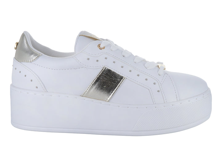 Tenis blancos de plataforma para niña con detalles en color platino y agujetas blancas.