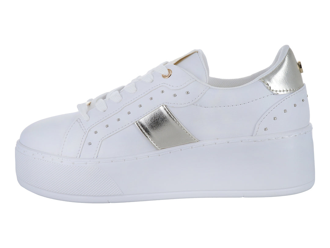 Tenis blancos de plataforma para niña con detalles en color platino y agujetas blancas.