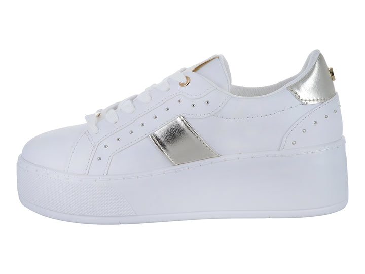 Tenis blancos de plataforma para niña con detalles en color platino y agujetas blancas.