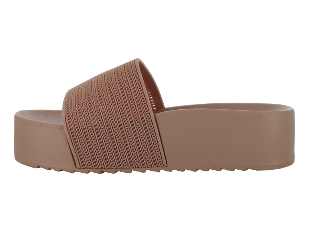 Sandalias de plataforma color camel con banda superior tejida y suela gruesa