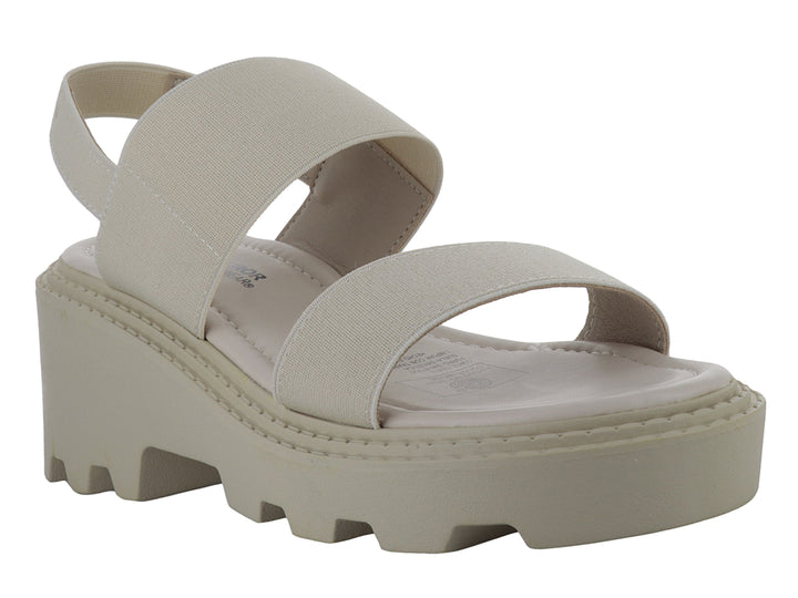 Sandalia de plataforma color beige con correas anchas y suela gruesa dentada.