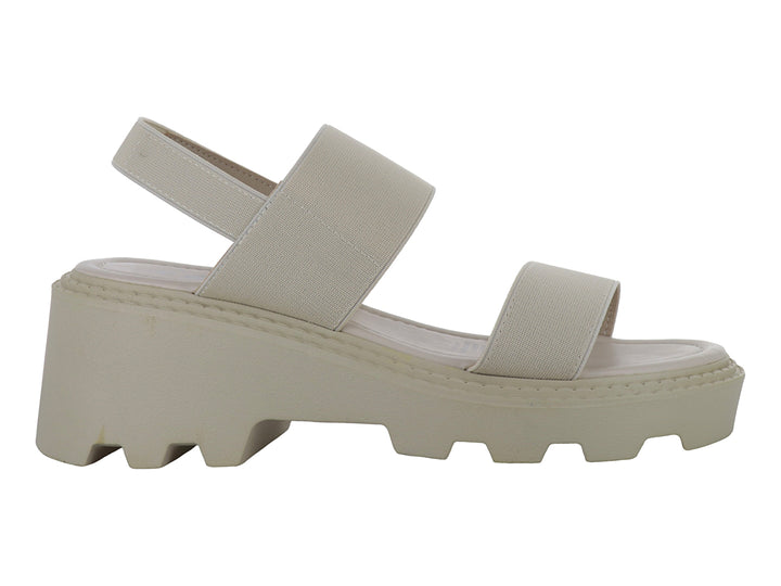 Sandalia de plataforma color beige con correas anchas y suela gruesa dentada.