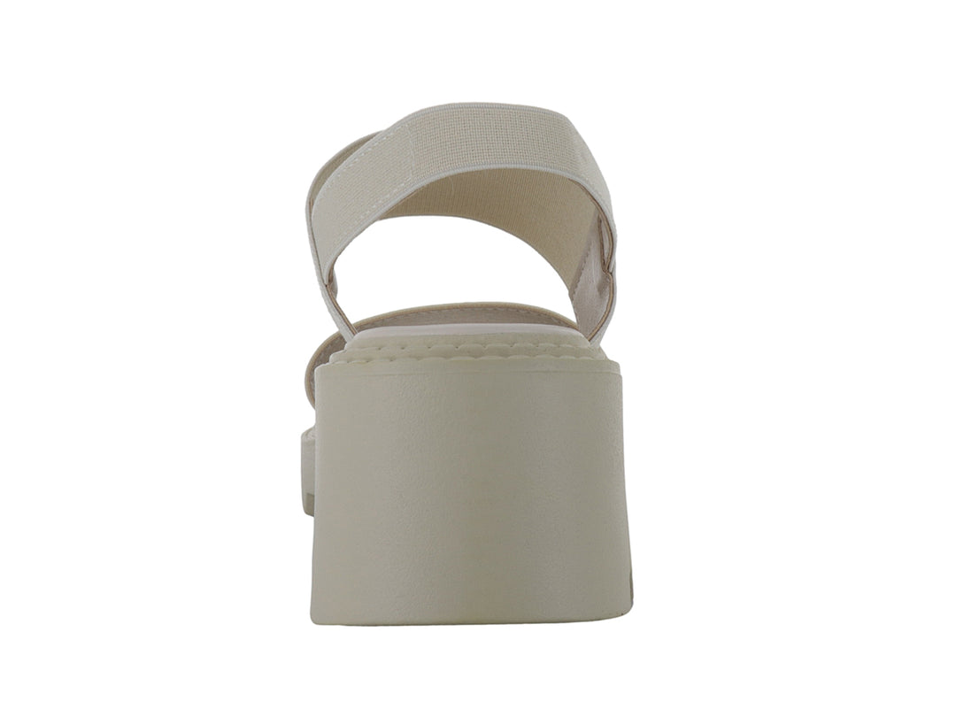 Sandalia de plataforma color beige con correas anchas y suela gruesa dentada.