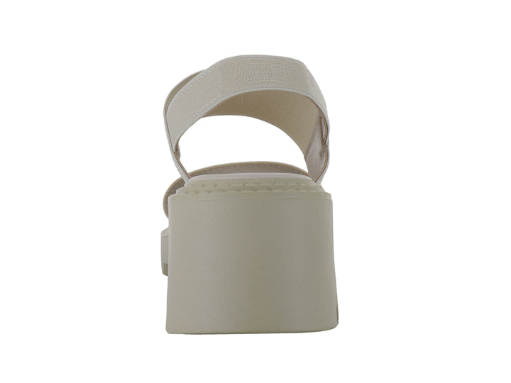 Sandalia de plataforma color beige con correas anchas y suela gruesa dentada.