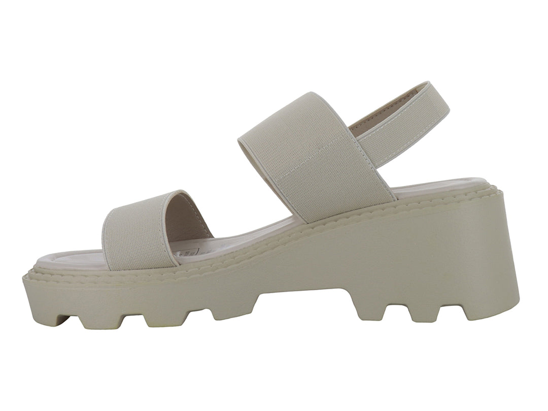 Sandalia de plataforma color beige con correas anchas y suela gruesa dentada.