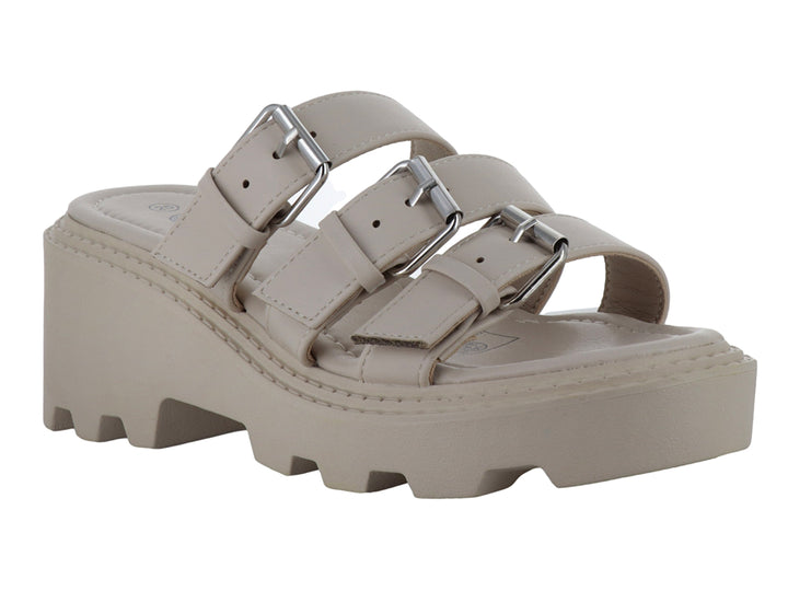 Sandalia beige de plataforma con tres correas y hebillas metálicas.