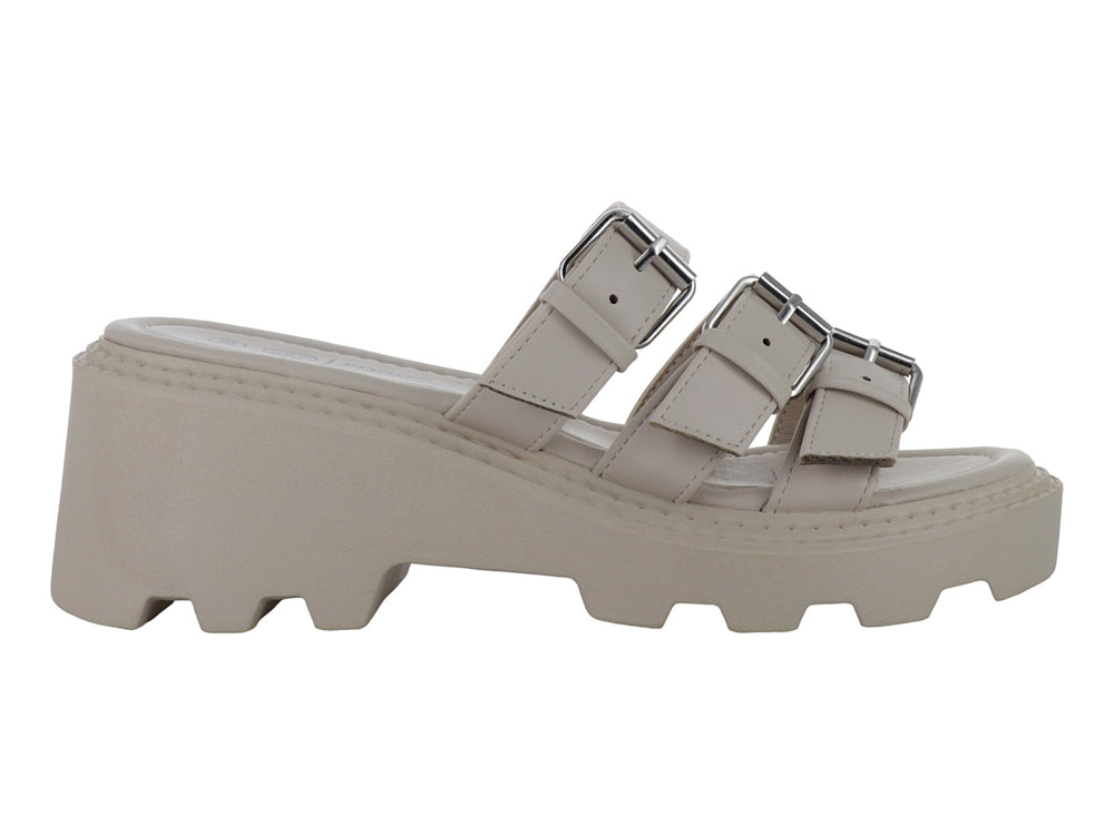 Sandalia beige de plataforma con tres correas y hebillas metálicas.