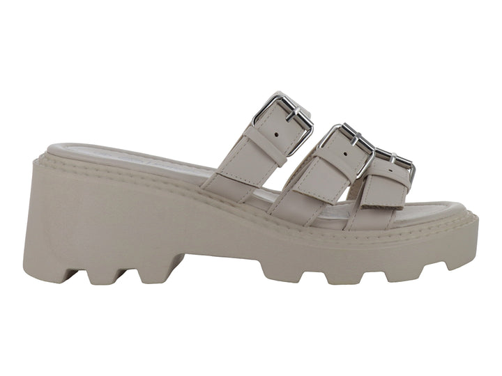 Sandalia beige de plataforma con tres correas y hebillas metálicas.